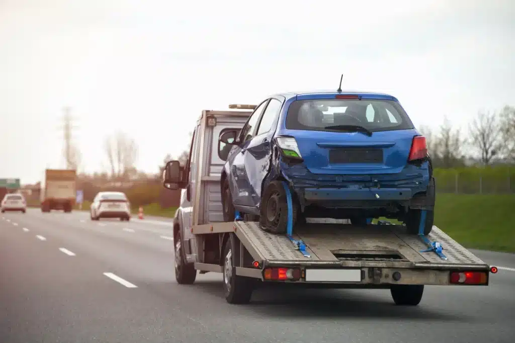 voiture accidentée enlevée par un camion de remorquage sur l’autoroute dans le cadre d’un enlèvement d’épave